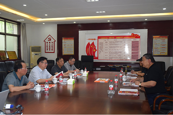 臨汾市市場監(jiān)督管理局局長、非公企業(yè)黨委書記張東紅<br>在科海集團調研非公黨建工作